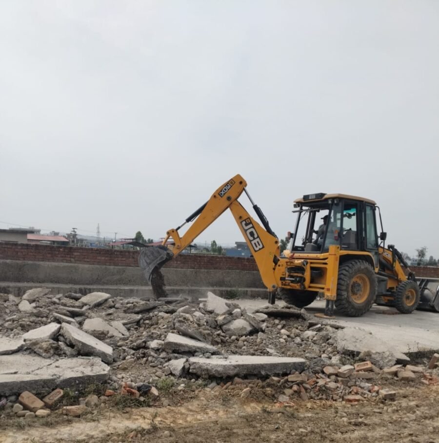 गणेशपुर में 30 बीघा की अवैध प्लॉटिंग पर चला एमडीडीए का बुलडोजर, जेसीबी से ध्वस्तीकरण की कार्रवाई