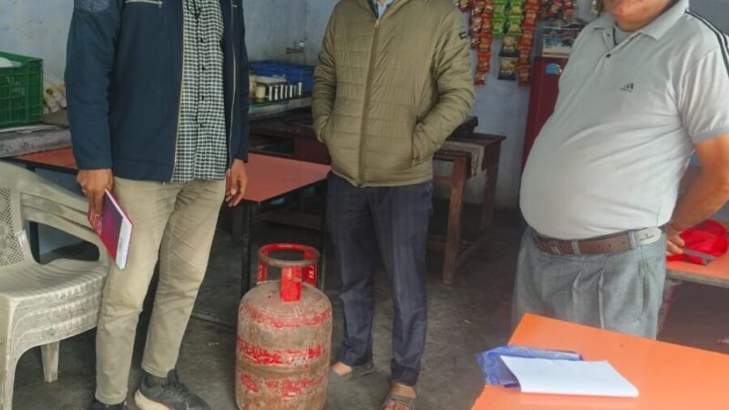 डीएम स्वाति एस. भदौरिया के निर्देश पर कड़ी कार्रवाई, तहसील परिसर में घरेलू गैस सिलेंडर के अवैध उपयोग पर 02 सिलेंडर ज़ब्त