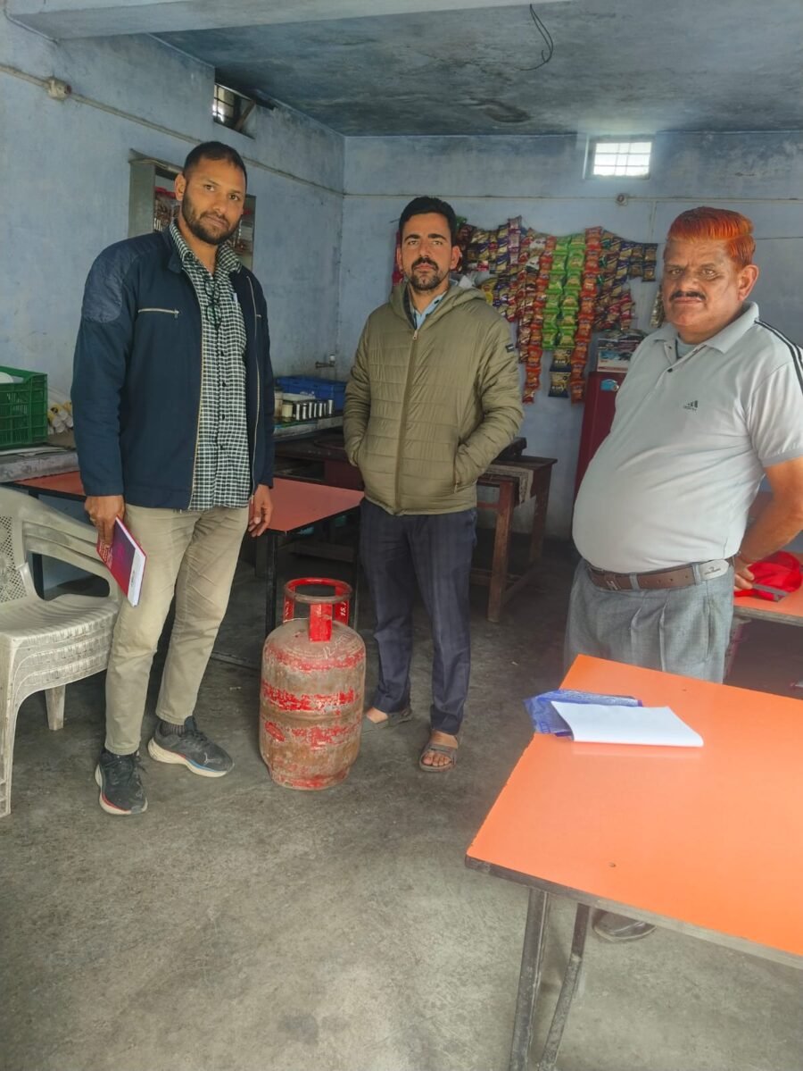 डीएम स्वाति एस. भदौरिया के निर्देश पर कड़ी कार्रवाई, तहसील परिसर में घरेलू गैस सिलेंडर के अवैध उपयोग पर 02 सिलेंडर ज़ब्त