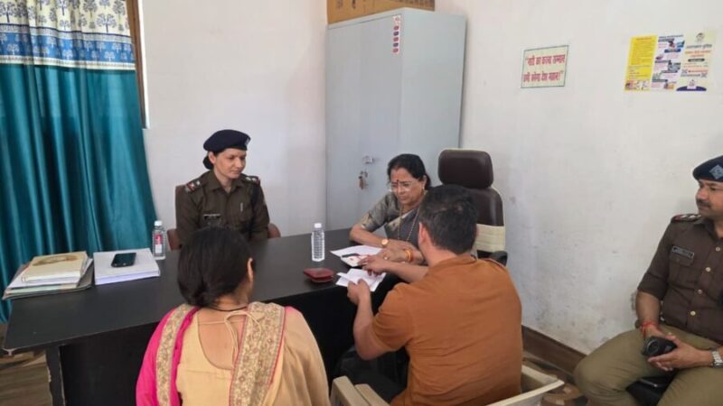 महिला आयोग की अध्यक्ष कुसुम कंडवाल ने कोटद्वार महिला हेल्प डेस्क का किया औचक निरीक्षण, काउंसलिंग कर सुलझाए विवाद