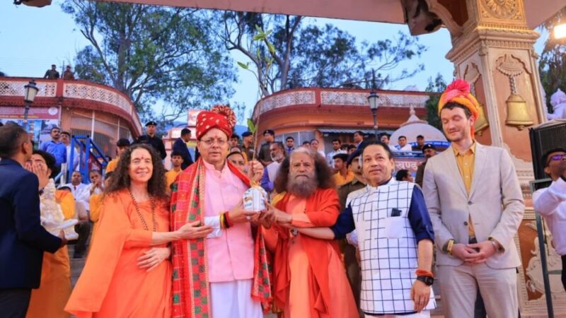 मुख्यमंत्री पुष्कर सिंह धामी ने परमार्थ निकेतन में 38वें अंतर्राष्ट्रीय योग महोत्सव में किया प्रतिभाग, योग को बताया विश्व शांति और आत्मिक संतुलन का सार्वभौमिक विज्ञान