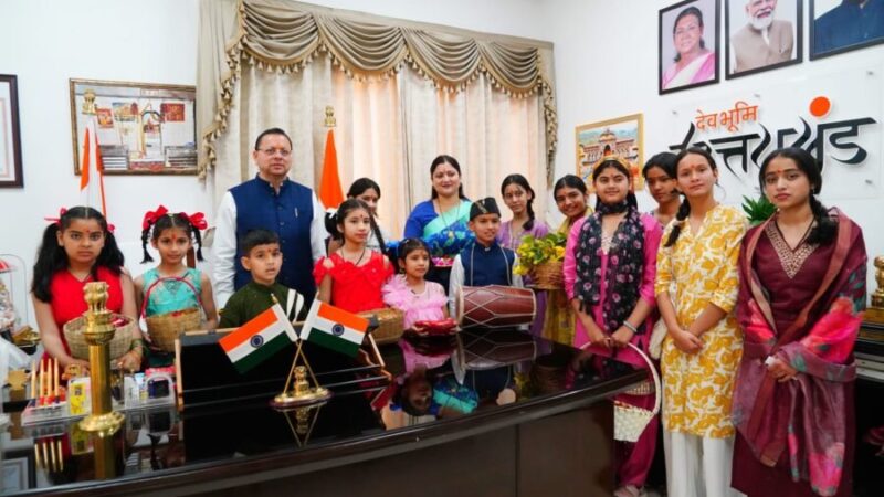 सीएम पुष्कर सिंह धामी ने मुख्यमंत्री आवास में मनाया लोकपर्व फूलदेई