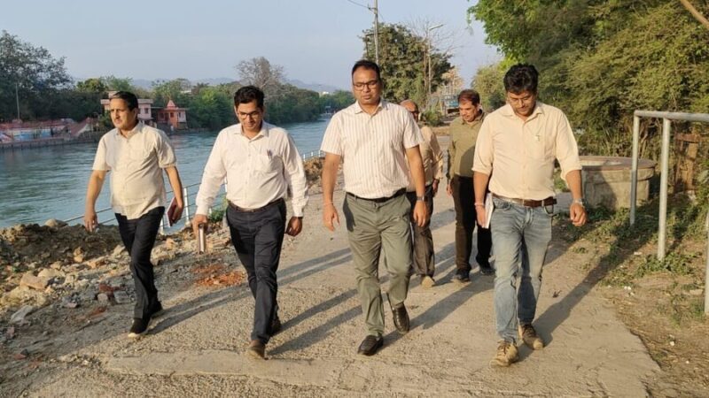 अपर मेला अधिकारी ने कुंभ मेला की तैयारियों के तहत निर्माणाधीन घाटों का किया निरीक्षण