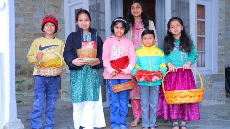 फूलदेई पर्व पर बच्चों की किलकारियों से गूंजा जिलाधिकारी आवास, रंग-बिरंगे फूलों और लोकगीतों से महका माहौल, डीएम स्वाति एस. भदौरिया ने बच्चों को दिए उपहार