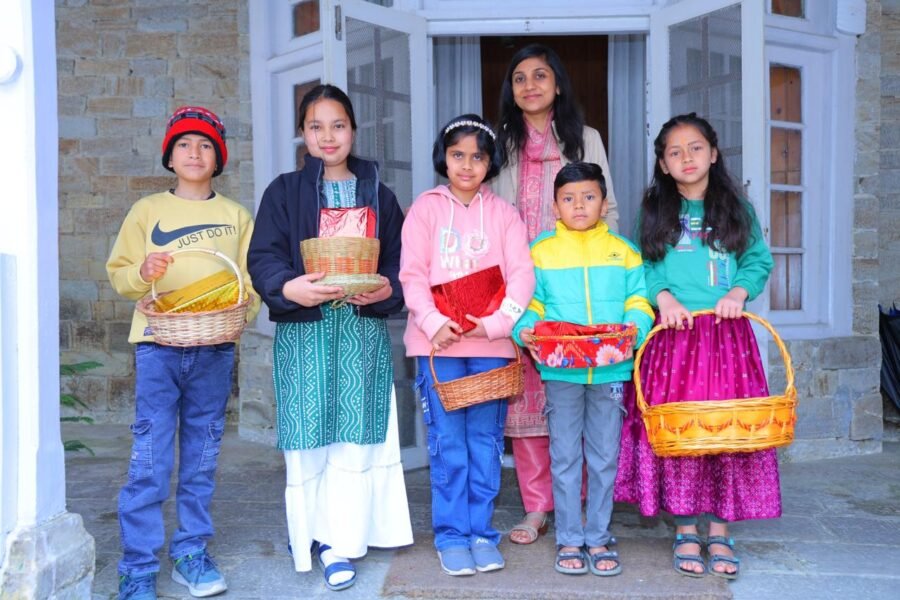 फूलदेई पर्व पर बच्चों की किलकारियों से गूंजा जिलाधिकारी आवास, रंग-बिरंगे फूलों और लोकगीतों से महका माहौल, डीएम स्वाति एस. भदौरिया ने बच्चों को दिए उपहार