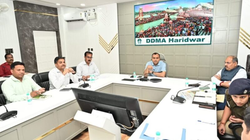 एलपीजी गैस आपूर्ति को लेकर डीएम मयूर दीक्षित की सख्ती, कालाबाजारी पर कड़ी कार्रवाई के निर्देश