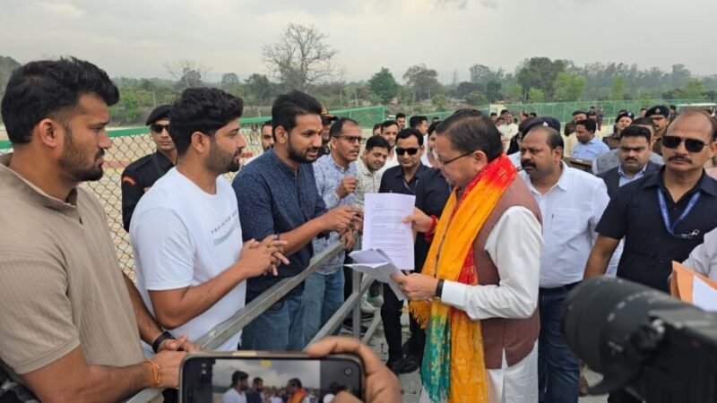 मुख्यमंत्री धामी ने नगला तराई और लोहियाहेड हेलीपैड पर सुनी जनसमस्याएं, अधिकारियों को त्वरित समाधान के निर्देश