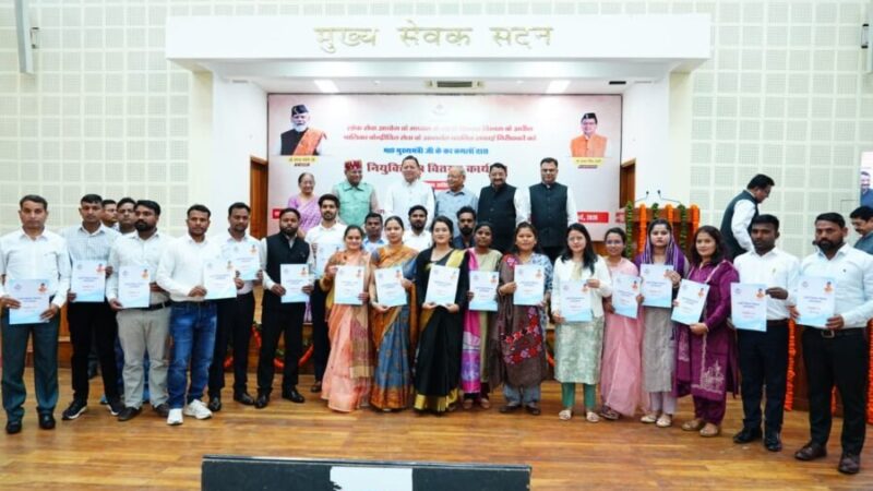 मुख्यमंत्री पुष्कर सिंह धामी ने 63 सफाई निरीक्षकों को प्रदान किए नियुक्ति पत्र, शहरी विकास निदेशालय के नवीन भवन का किया वर्चुअल शिलान्यास, कूड़ा निस्तारण वाहनों को दिखाई हरी झंडी