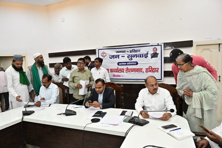 डीएम मयूर दीक्षित की जनसुनवाई में उमड़ी फरियादियों की भीड़, 70 में से 38 शिकायतों का मौके पर निस्तारण