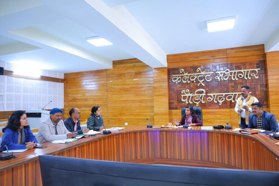 डीएम स्वाति एस. भदौरिया ने जनता मिलन में सुनीं जनसमस्याएं, कई शिकायतों का मौके पर किया समाधान, अधिकारियों को त्वरित कार्यवाही के दिए सख्त निर्देश