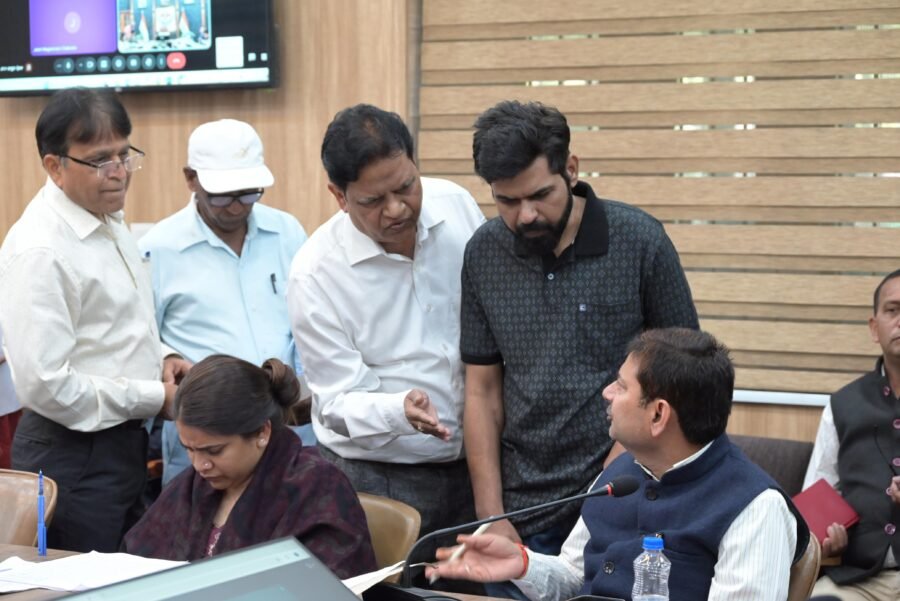 एडीएम केके मिश्रा की अध्यक्षता में जनता दर्शन कार्यक्रम आयोजित, उमड़ी फरियादियों की भीड़, 162 शिकायतें दर्ज, अधिकारियों को समयबद्ध निस्तारण के दिए निर्देश