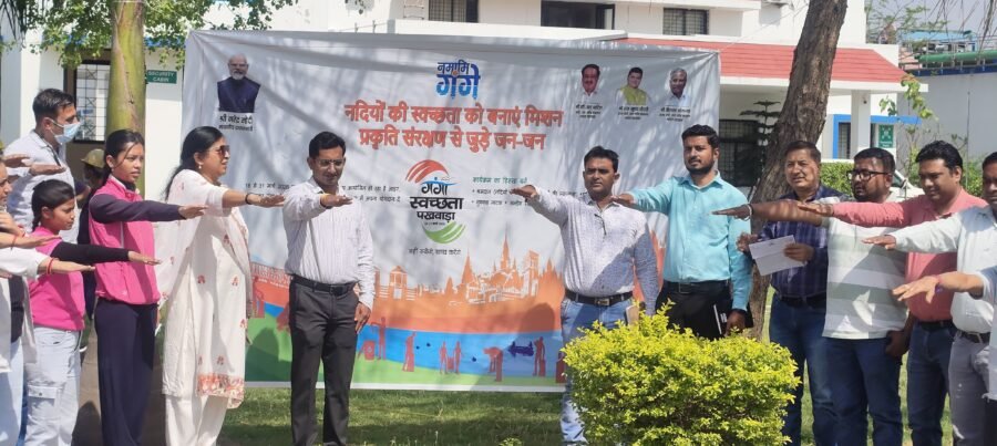 हरिद्वार में गंगा स्वच्छता पखवाड़ा शुरू, घाटों पर चला सफाई अभियान