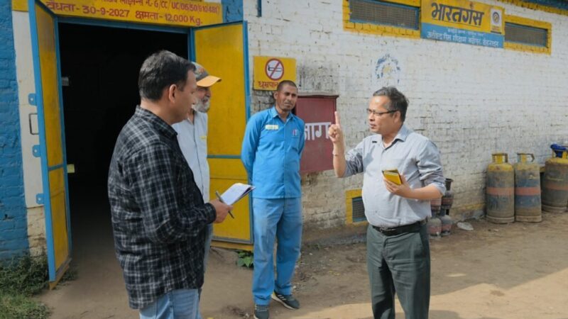 जिला प्रशासन की ओटीपी आधार पर होमडिलिविरी व्यवस्था से एजेंसियों से छंटी भीड़ 