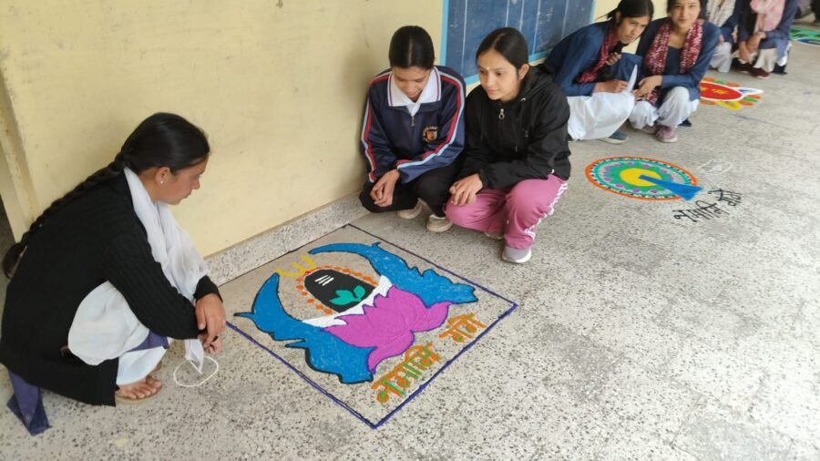 नमामि गंगे स्वच्छता पखवाड़ा के तहत भक्त दर्शन राजकीय स्नातकोत्तर महाविद्यालय में पोस्टर, रंगोली व स्लोगन प्रतियोगिता आयोजित