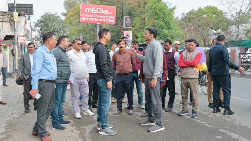 देहरादून में सड़क रेस्टोरेशन कार्यों का सुबह 06 बजे निरीक्षण, लोनिवि सचिव ने दिए सख्त निर्देश