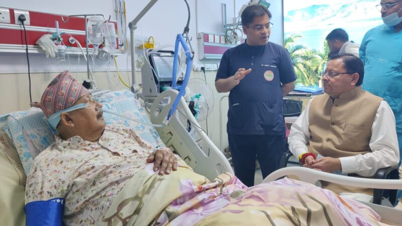 सीएम धामी ने एम्स पहुंचकर सतपाल महाराज का हाल जाना