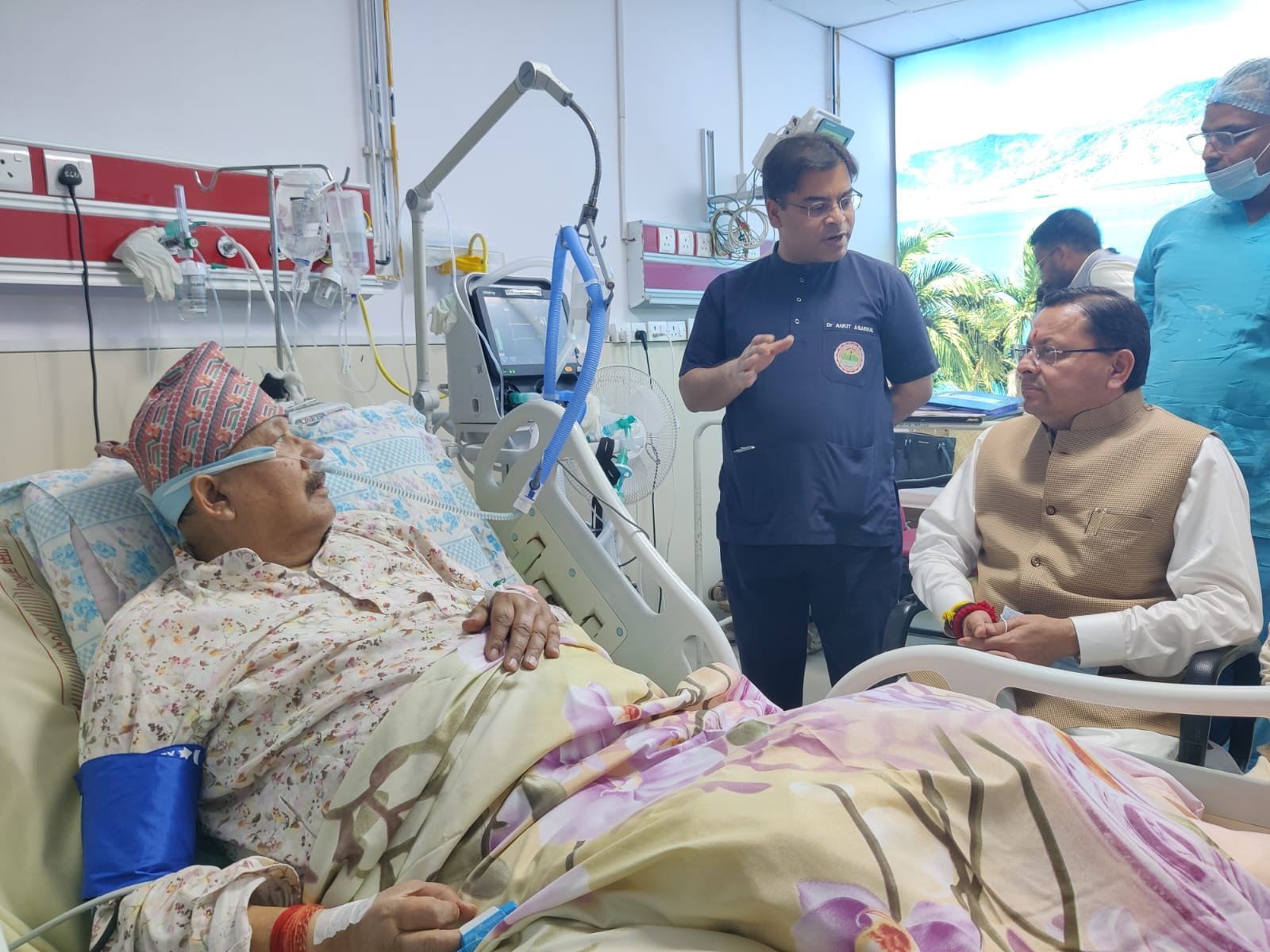 सीएम धामी ने एम्स पहुंचकर सतपाल महाराज का हाल जाना