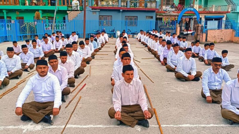 पुष्प वर्षा के साथ किया स्वयं सेवकों का स्वागत