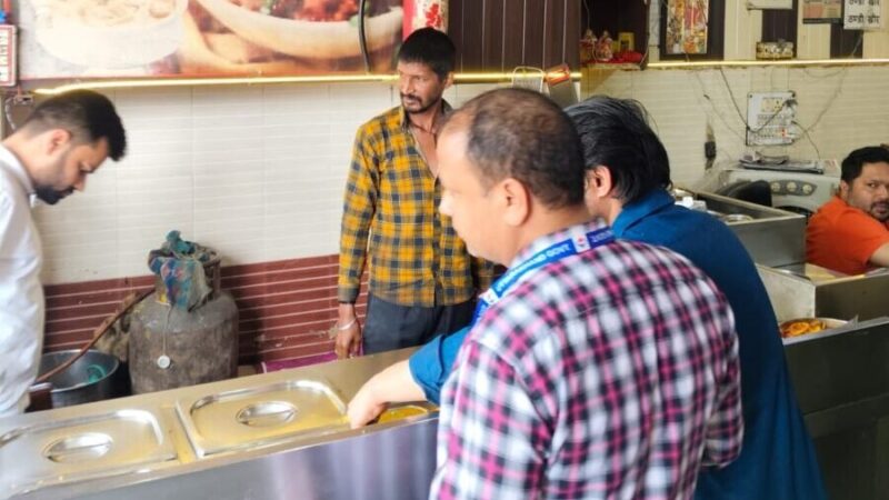 डीएम मयूर दीक्षित के निर्देशन में जिला पूर्ति विभाग की बड़ी कार्यवाही, घरेलू गैस सिलेंडर को व्यवसायिक उपयोग में लाने वाले व्यापारियों के 05 सिलेंडर पूर्ति विभाग की टीम ने किए जब्त