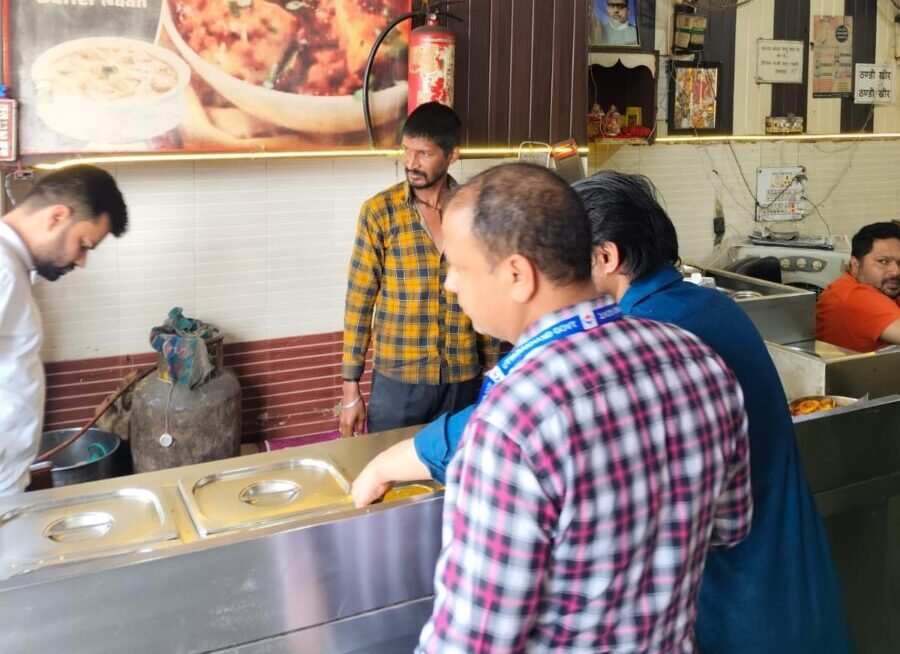 डीएम मयूर दीक्षित के निर्देशन में जिला पूर्ति विभाग की बड़ी कार्यवाही, घरेलू गैस सिलेंडर को व्यवसायिक उपयोग में लाने वाले व्यापारियों के 05 सिलेंडर पूर्ति विभाग की टीम ने किए जब्त