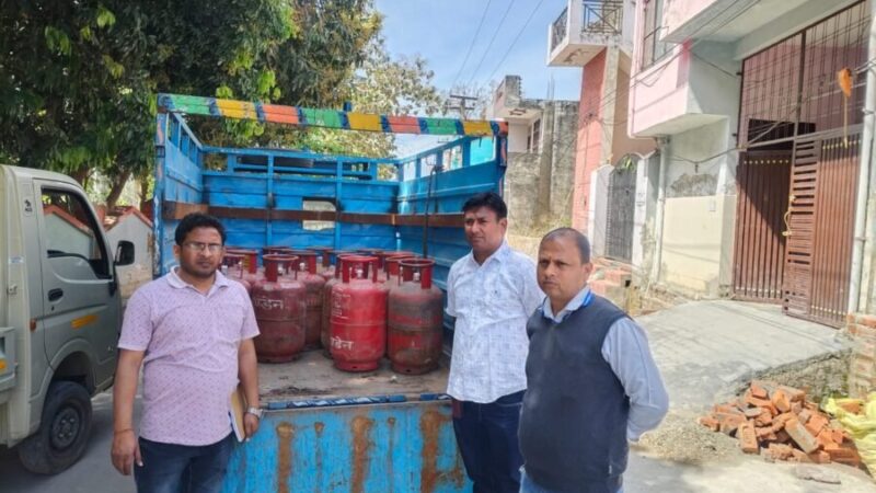 डीएम मयूर दीक्षित के निर्देश पर गैस वितरण में घटतौली पर कार्रवाई, 18 सिलेंडर जब्त, 02 गैस वाहन चालकों के विरुद्ध मुकदमा दर्ज