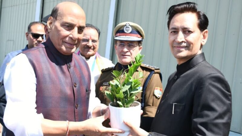 हल्द्वानी पहुंचे रक्षामंत्री राजनाथ सिंह; जनप्रतिनिधियों, अधिकारियों व लोक कलाकारों ने किया भव्य स्वागत