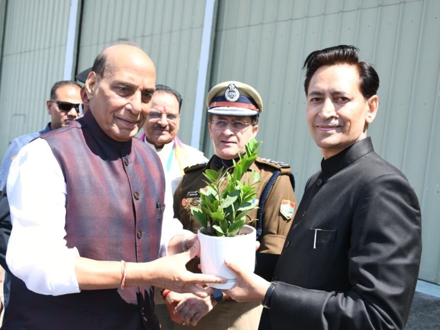 हल्द्वानी पहुंचे रक्षामंत्री राजनाथ सिंह; जनप्रतिनिधियों, अधिकारियों व लोक कलाकारों ने किया भव्य स्वागत