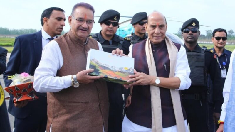 सैनिक कल्याण मंत्री गणेश जोशी ने रक्षा मंत्री राजनाथ सिंह को हाऊस ऑफ हिमालयास के उत्पाद किये भेंट