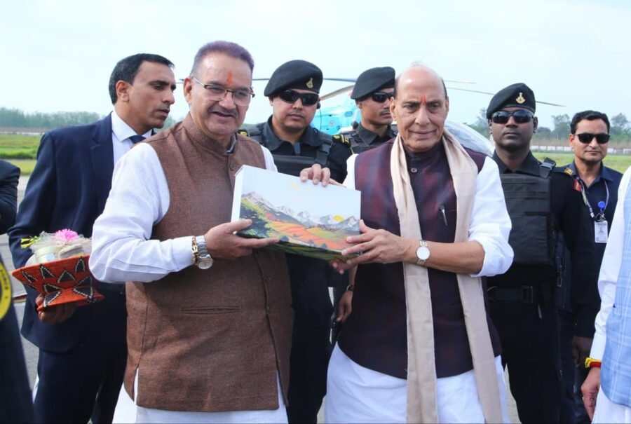 सैनिक कल्याण मंत्री गणेश जोशी ने रक्षा मंत्री राजनाथ सिंह को हाऊस ऑफ हिमालयास के उत्पाद किये भेंट