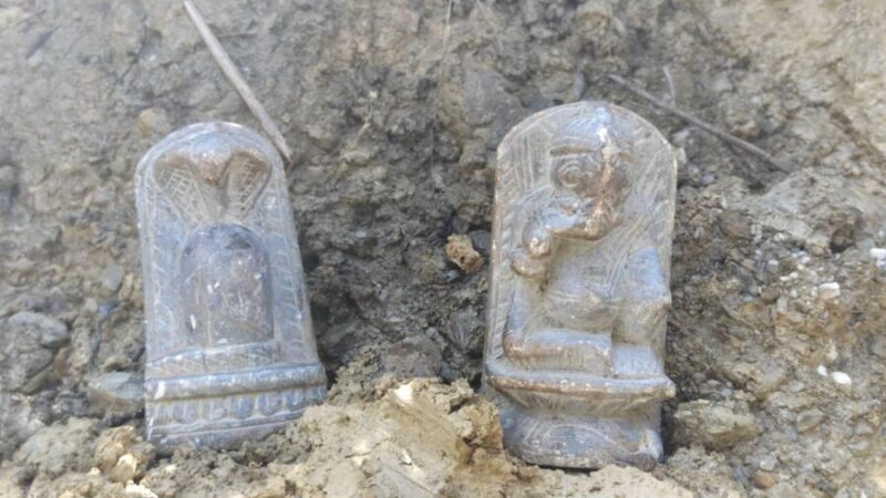 किमोली-चिलोली में खुदाई के दौरान मिली प्राचीन गणेश प्रतिमा और नाग अलंकृत शिवलिंग