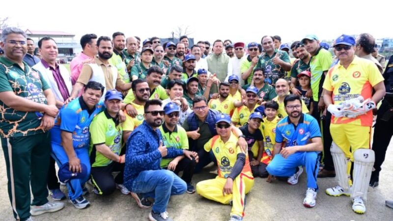 देहरादून में मंजुल सिंह मांजिला स्मृति अंतर क्रिकेट टूर्नामेंट का शुभारंभ, मुख्यमंत्री पुष्कर सिंह धामी ने खेलकर बढ़ाया खिलाड़ियों का उत्साह