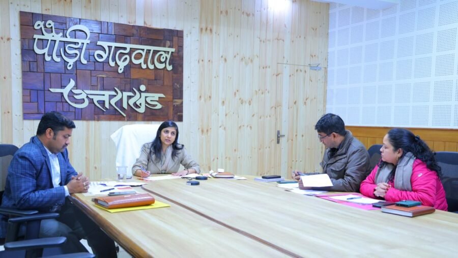 मोटर मार्गो के लैण्ड क्लियरेंस एवं मुआवजा वितरण के लंबित प्रकरणों को अभियान चलाकर निस्तारित करें अधिकारी – डीएम स्वाति एस. भदौरिया