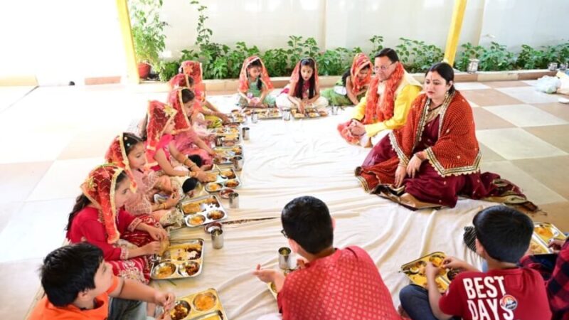 मुख्यमंत्री पुष्कर सिंह धामी ने रामनवमी के पावन अवसर पर मुख्यमंत्री आवास में किया कन्या पूजन, प्रदेश की खुशहाली की कामना