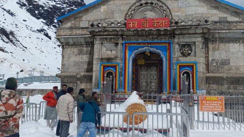 श्री केदारनाथ धाम पहुंचे डीएम-एसपी, परखीं यात्रा तैयारियां, धाम में 3-4 फीट बर्फ के बीच प्रशासन की तैयारी तेज