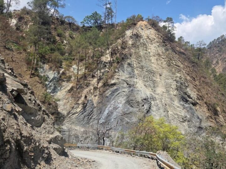 बिरही–निजमुला मोटर मार्ग पर ‘काली चट्टान’ बनी बड़ी समस्या, बरसात में बार-बार बाधित होती है आवाजाही