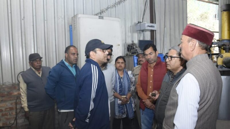 पिरुल से बनेगा रोजगार का नया आधार, डीएम प्रशांत आर्य ने 25 किलोवाट पिरुल आधारित विद्युत परियोजना का किया निरीक्षण, कहा – अब कबाड़ नहीं, कमाई का जरिया है चीड़ की पत्तियां