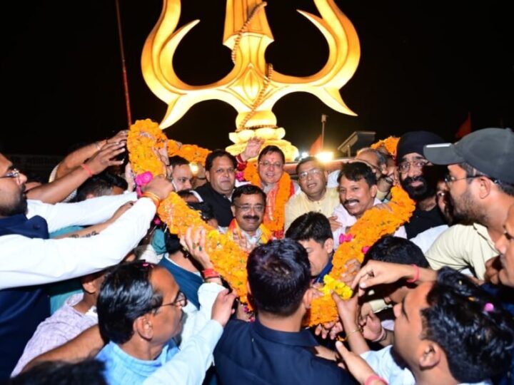 काशीपुर से सड़क मार्ग से खटीमा पहुंचे सीएम धामी, बुलडोजर से हुआ भव्य स्वागत, सड़कों पर उमड़ा जनसैलाब!