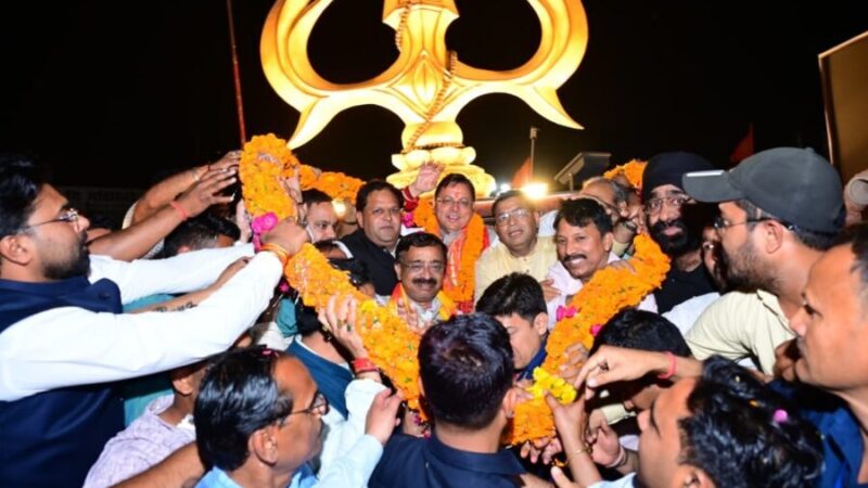 काशीपुर से सड़क मार्ग से खटीमा पहुंचे सीएम धामी, बुलडोजर से हुआ भव्य स्वागत, सड़कों पर उमड़ा जनसैलाब!