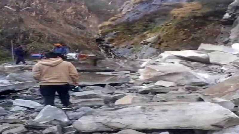 बारिश के बाद भूस्खलन, बदरीनाथ हाईवे सहित कई मार्ग बंद; जनजीवन प्रभावित