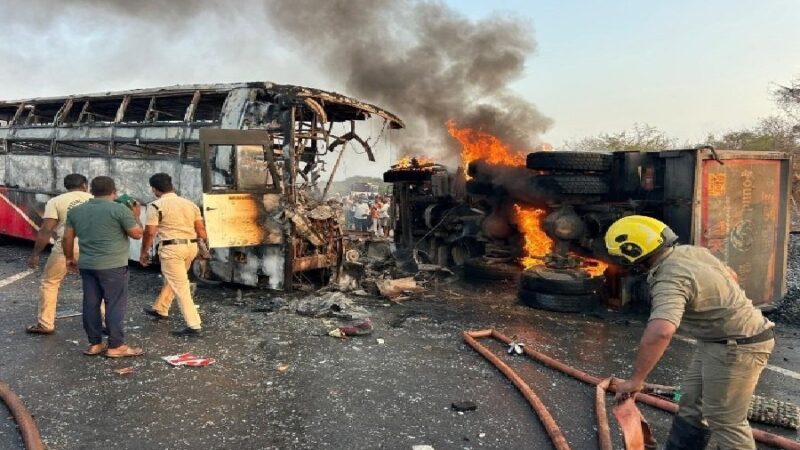 भयानक सड़क हादसा : प्राइवेट बस की टिपर लॉरी से टक्कर, आग लगने से 14 यात्री जिंदा जले