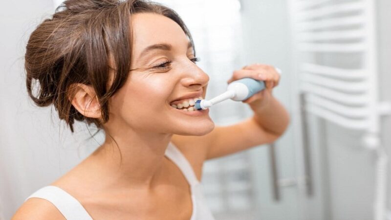 आप रहें सावधान! इलेक्ट्रिक टूथब्रश में धमाका, महिला बाल-बाल बची