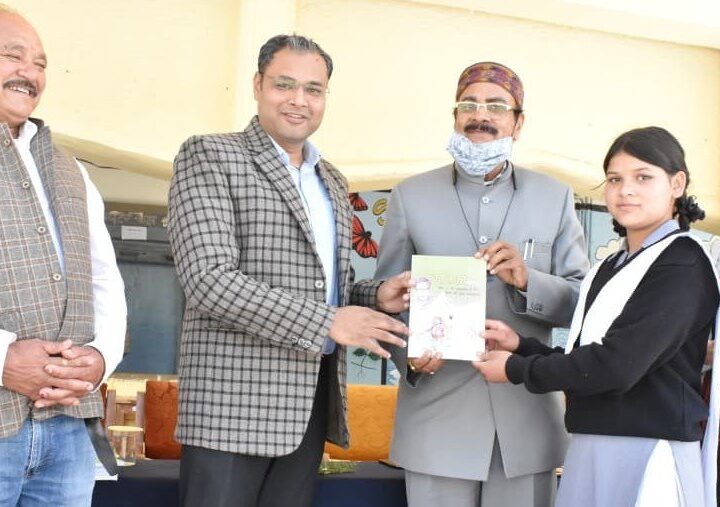 भविष्य निर्माण को पूरे मनोयोग से पढाई में जुटें छात्राएं – डीएम गौरव कुमार