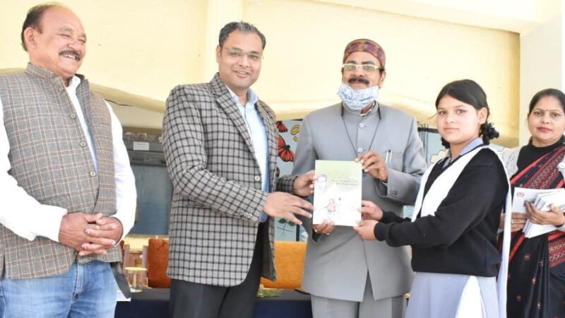 भविष्य निर्माण को पूरे मनोयोग से पढाई में जुटें छात्राएं – डीएम गौरव कुमार