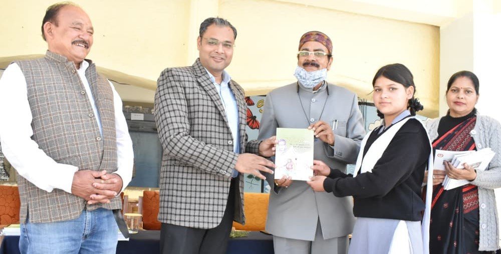 भविष्य निर्माण को पूरे मनोयोग से पढाई में जुटें छात्राएं – डीएम गौरव कुमार