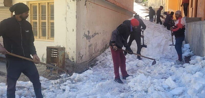 बदरीनाथ धाम में नगर पंचायत की एडवांस टीम शुरू किया बर्फ हटाना