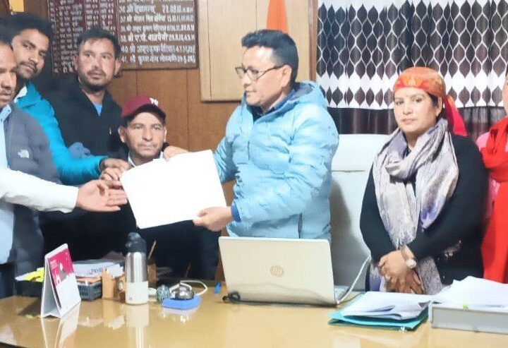 प्रभावितों की चेतावनी : पांच दिनों में हो मांग पूरी, नहीं तो एनटीपीसी पर करेंगे तालाबंदी