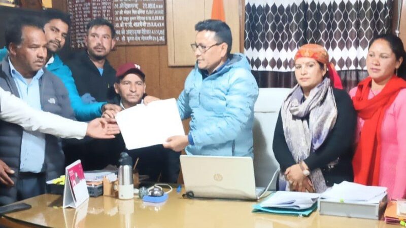 प्रभावितों की चेतावनी : पांच दिनों में हो मांग पूरी, नहीं तो एनटीपीसी पर करेंगे तालाबंदी