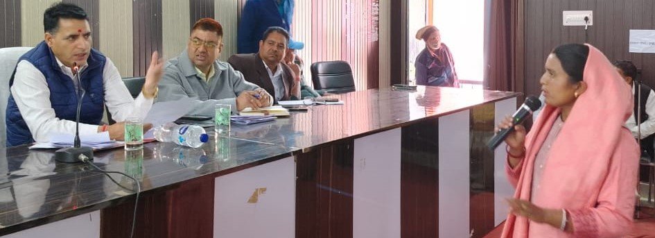 तहसील दिवस पर मूलभूत समस्याओं के समाधान की उठी मांग