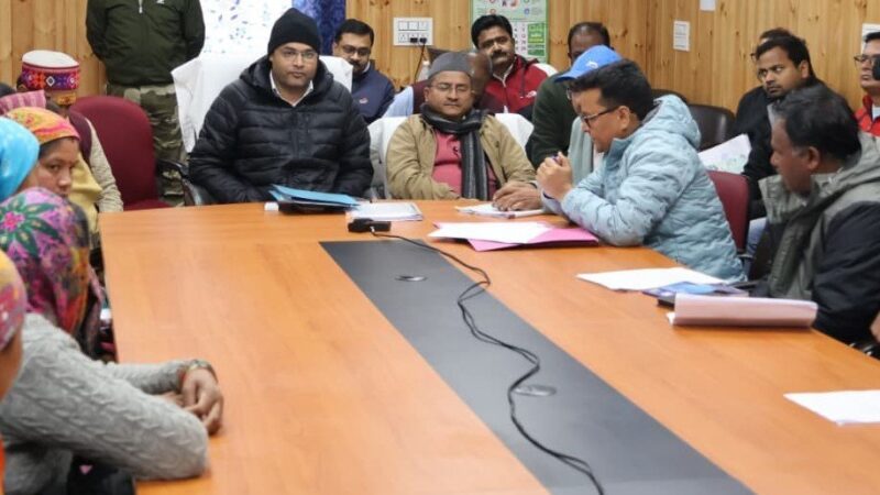 जिलाधिकारी के आश्वासन के बाद परियोजना प्रभावितों का धरना स्थगित