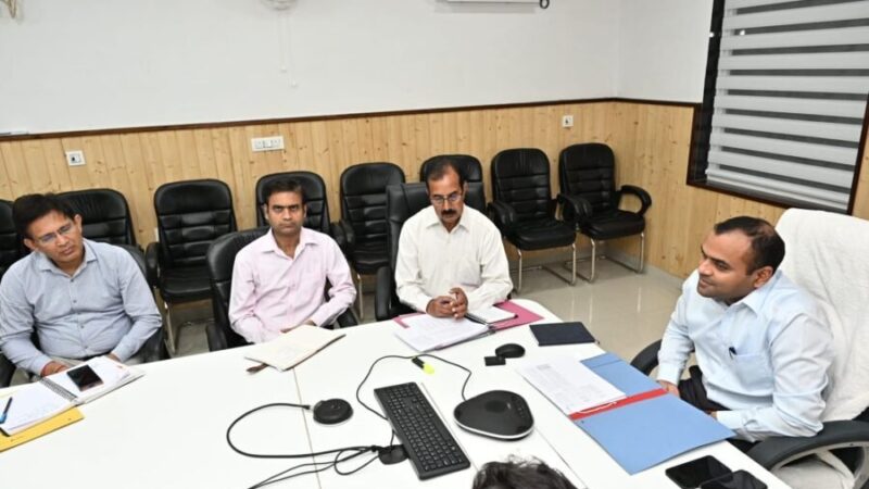 विकास योजनाओं के क्रियान्वयन में किसी भी प्रकार की शिथिलता एवं लापरवाही क्षम्य नहीं की जाएगी – डीएम मयूर दीक्षित